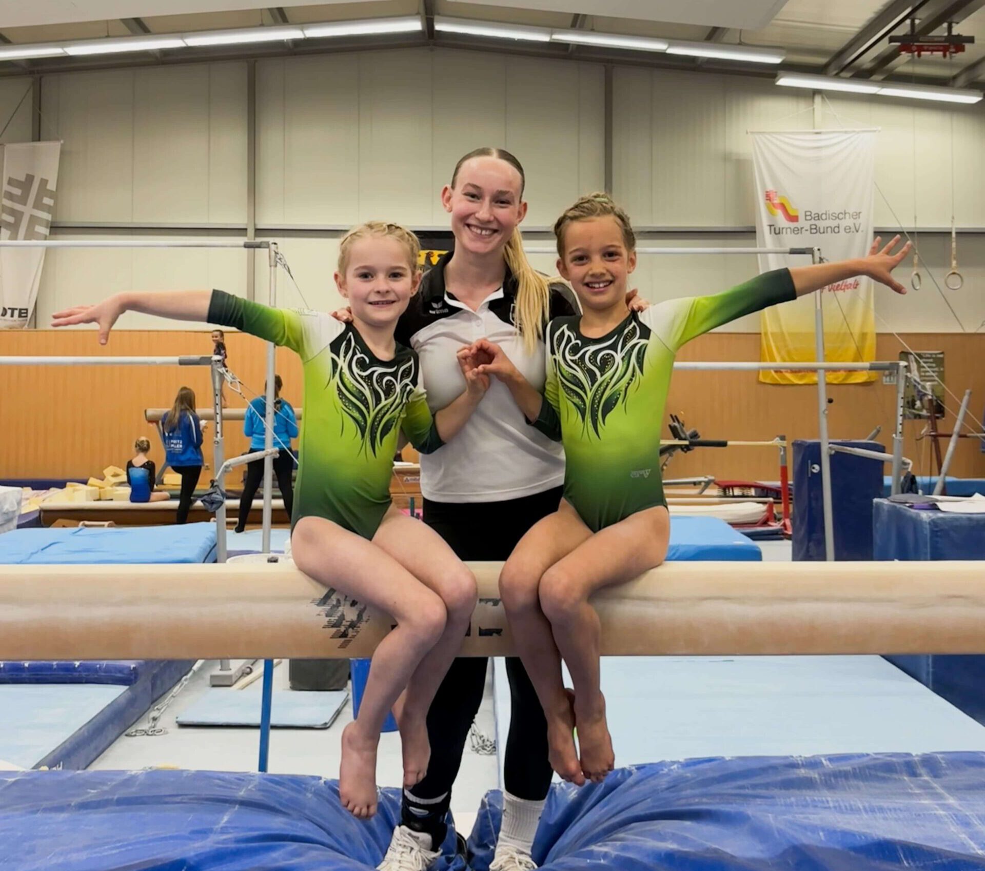 Emmi Geißel und Elisa Pietzsch mit Trainerin Franziska Jooss