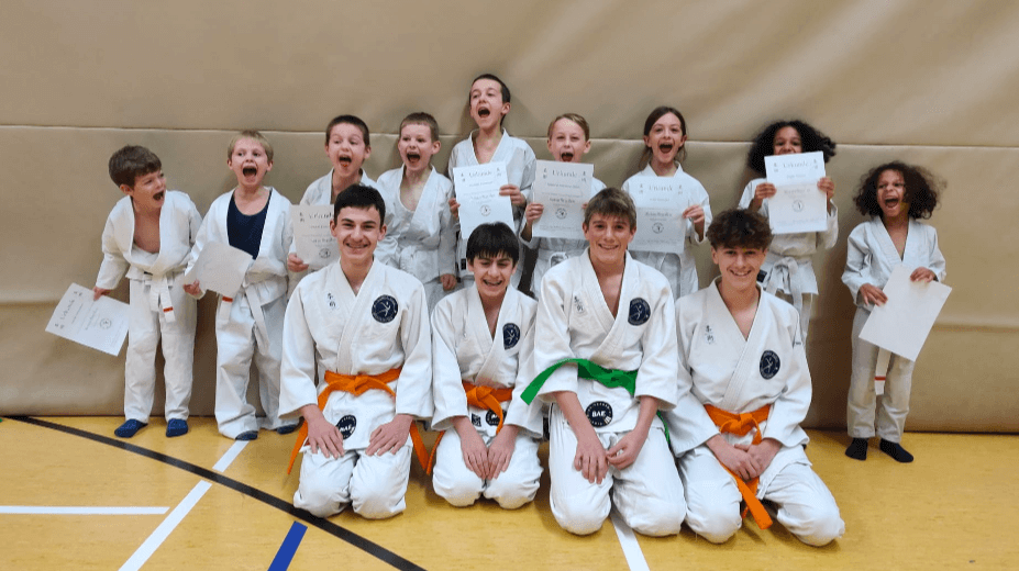 Jiu-Jitsu Kids nach bestandener Gürtelprüfung zum roten Streifen