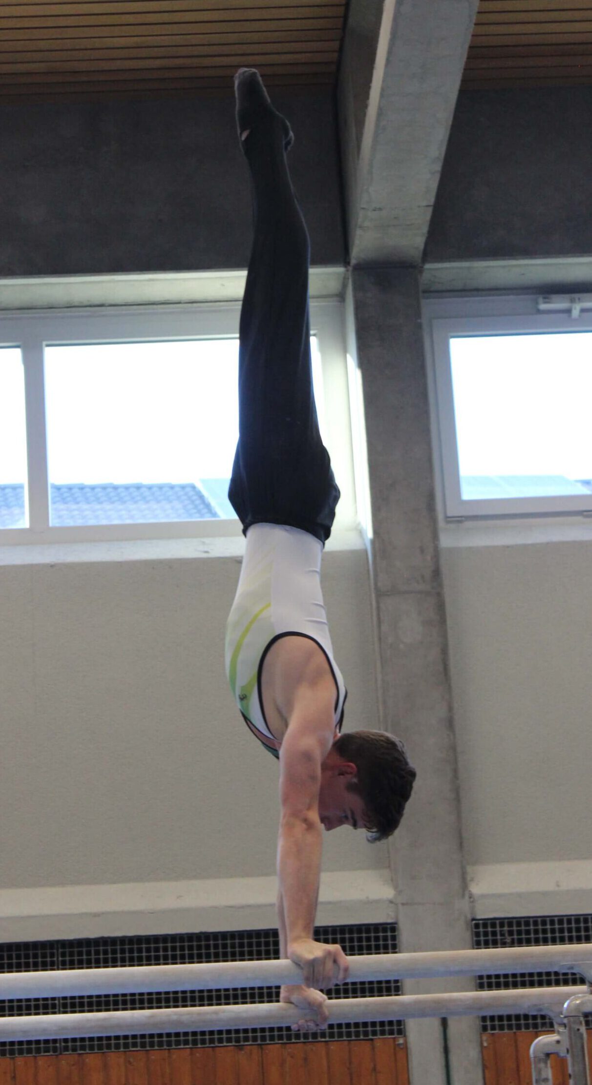 Mark Haupt beim Handstand am Barren